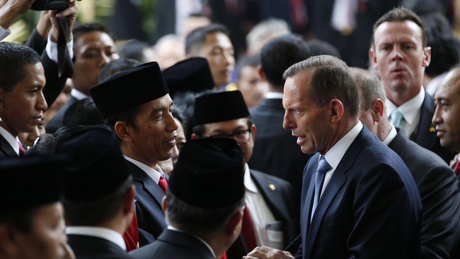 PM Australia, Tony Abbott menemui presiden Indonesia, Joko Widodo, Senin (20/10) malam. Keduanya berbincang serius soal hubungan dua negara.
