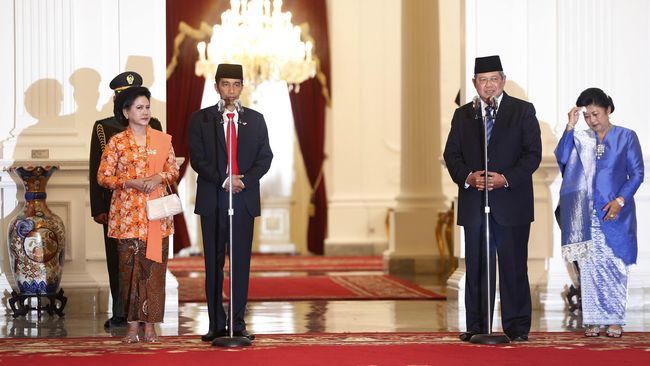 Saat pelantikan presiden 20 Oktober lalu, Iriana Joko Widodo mengenakan kebaya berwarna jingga. Hari ini saat pengumuman kabinet, ia lagi-lagi berkebaya.