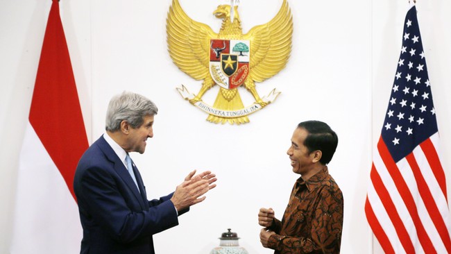 Kurang dari setengah jam bertemu, Presiden Joko Widodo&nbsp;dan Menteri Luar Negeri Amerika Serikat John Kerry bahas perubahan iklim hingga investasi.