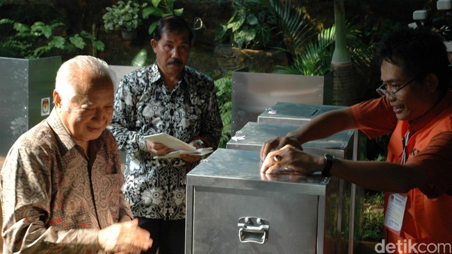 Pemilu 1997, pertarungan terakhir Soeharto di kancah politik yang mengantarnya jadi Presiden RI kelima kali. Sesuatu yang sesungguhnya tidak diinginkannya.