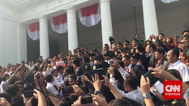 Tiba-tiba bekas Gubernur DKI itu keluar dari mobil dinas, lalu berjalan ke arah pagar barat Istana Merdeka di mana warga sedang memanggil-manggil namanya.