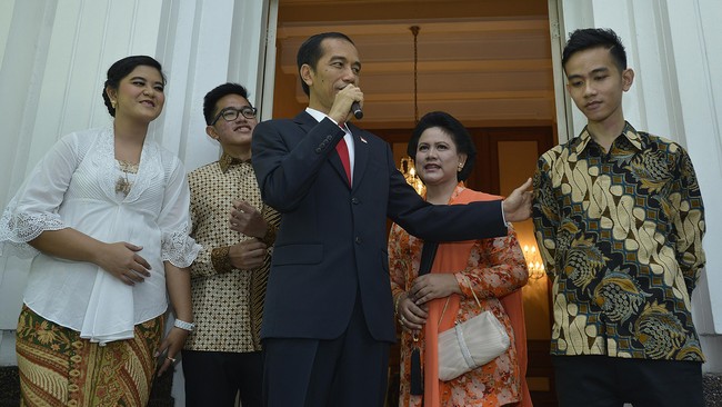Jokowi kembali memberi tanda kehormatan bagi anggota keluarganya, setelah Iriana kini ia memberi penghargaan ke Bobby dan Gibran.
