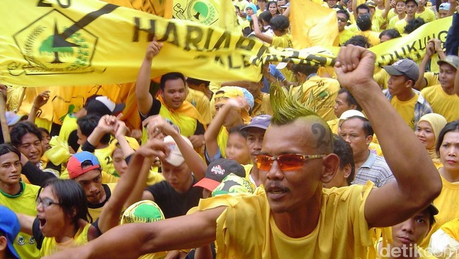 Banyak peraturan yang keluar demi mendukung dan menggolkan keinginan Golkar untuk terus menguasai kancah politik republik.