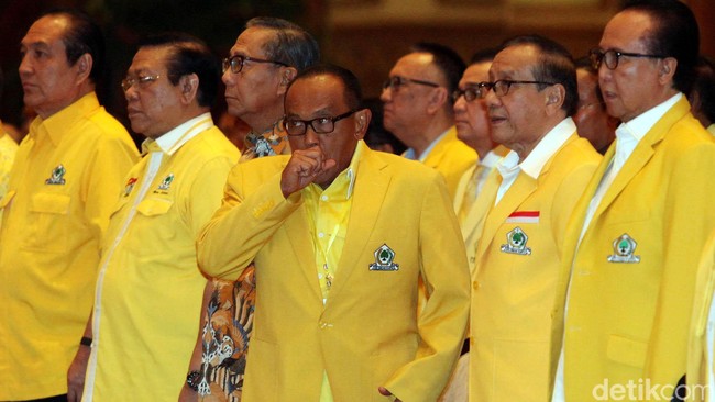 Pencalonan kembali Aburizal Bakrie menjadi ketua umum Partai Golkar terus menuai banyak resistensi, meski didukung 400 pemilik suara di Munas.