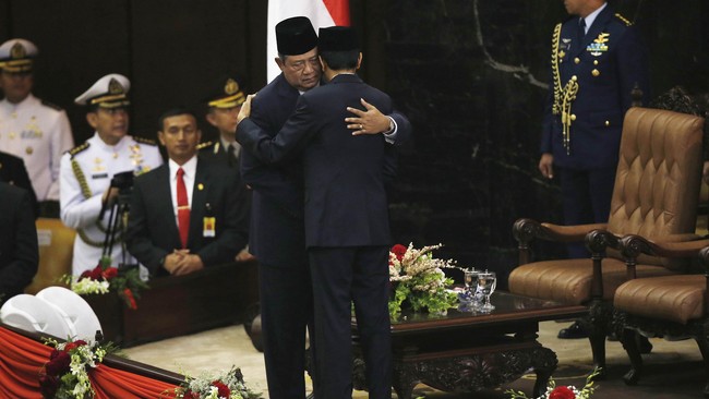 Joko Widodo menggunakan kereta kencana untuk tiba di Istana Negara. Ribuan warga ikut mengiringi perjalanan Jokowi menuju Istana siang ini.