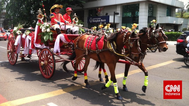 Aksi long march Jokowi-JK dari Gedung DPR menuju Istana Presiden akan dilakukan dengan menggunakan kereta kuda.