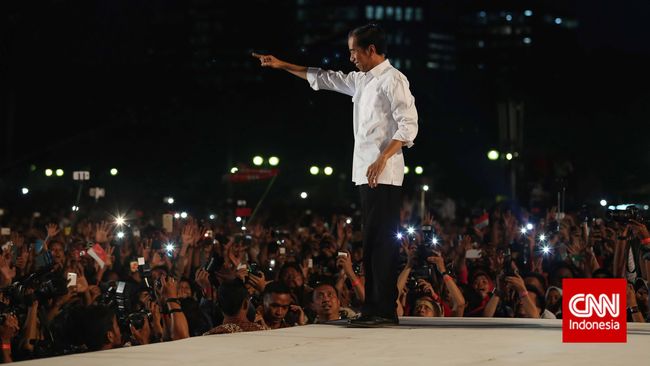Butet Kertaradjasa memeriahkan panggung Salam Tiga Jari di Monas dengan gaya kocak meniru Soeharto. Dia menyumbangkan lima pantun untuk Jokowi.
