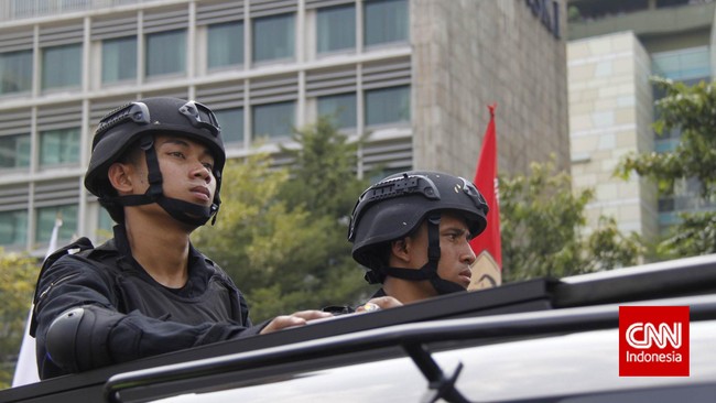 Jakarta menyandang predikat baru sebagai kota paling tak aman sejagat. Ahok punya beberapa solusi, antara lain pasang CCTV dan penembak jitu di tiap sudut kota.