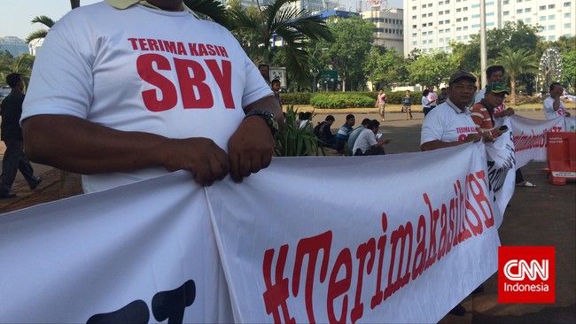 Massa mengiringi perjalanan SBY menghadiri pelantikan Joko Widodo di Gedung MPR dengan ucapan terima kasih atas kepemimpinannya yang luar biasa.