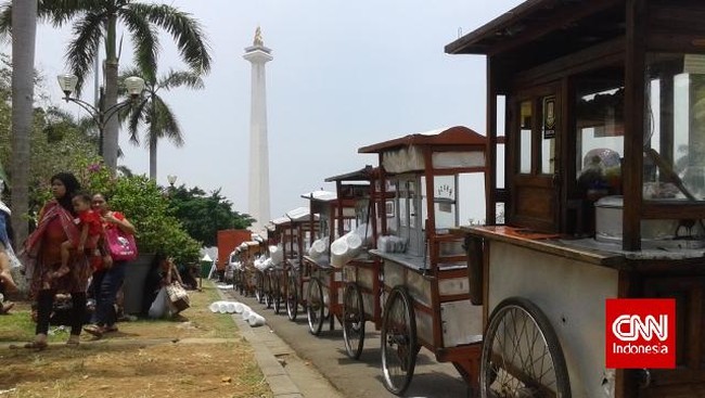 Di balik gegap gempita perayaan pelantikan presiden baru Indonesia, masyarakat mengeluh soal pengamanan. Penjual bakso yang digratiskan diserbu ribuan orang.