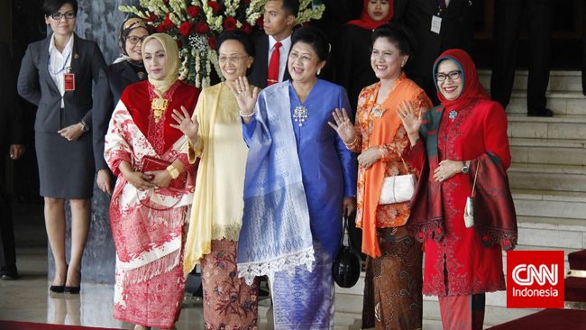 Sosok ibu negara tak sekadar mendampingi orang nomor satu sebuah negara. Perannya besar, dia disorot begitu rupa dalam setiap aktivitas kenegaraan.
