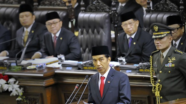 Dalam Syukuran Rakyat Salam Tiga Jari di Monas, Senin (20/10) Jokowi membagikan tiga potongan Tumpeng Nusantara untuk lima rakyat luar biasa.