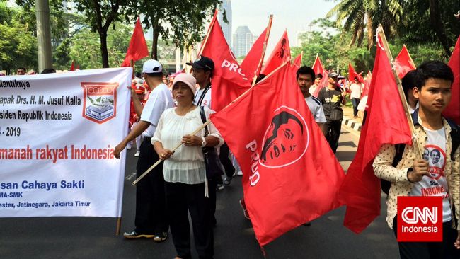 Relawan Pro Jokowi atau Projo menyatakan bubar karena Prabowo Subianto, rival sengit Jokowi dalam dua pilpres terakhir justru diangkat jadi Menteri Pertahanan.