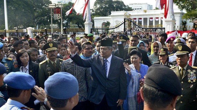Warga menyambut kedatangan dan melantunkan salawat nabi dengan iringan rebana dan mengalungkan bunga kepada SBY dan Istri.