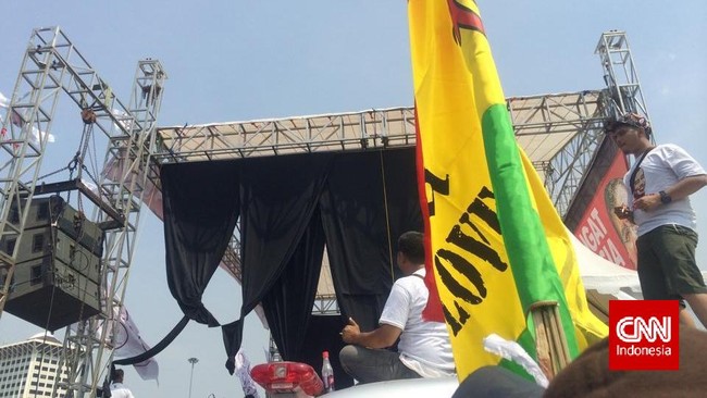 Lantaran pernah didatangi oleh Jokowi, warga yang tergabung dalam Komunitas Ciliwung jatuh hati kepadanya. Mereka meramaikan pesta rakyat di Monas.