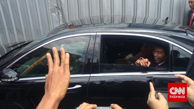 Presiden Jokowi dilempar gulungan kertas saat menyapa warga Lumajang korban erupsi Gunung Semeru. Kertas itu masih dipegang Jokowi hingga kini.