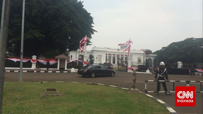 Dengan upacara militer khusus, mantan presiden Susilo Bambang Yudhoyono menyambut kedatangannya. Dengan upacara pula SBY akan dilepas.