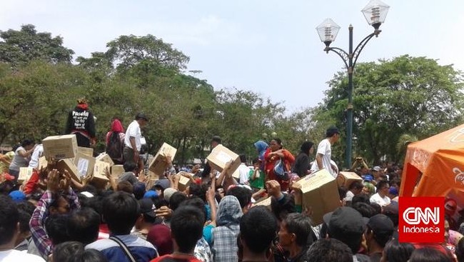 'Makan Gratis Sampai Habis' masih terus berlanjut di kawasan Monas, Jakarta. Cuaca yang panas membuat situasi tegang, aksi dorong tak terhindarkan.