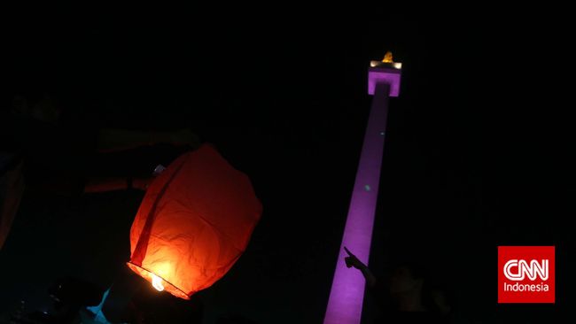 Mulai sekarang, warga Jakarta dapat menikmati pemandangan gemerlap lampu Ibu Kota di malam hari dari puncak Monas. 