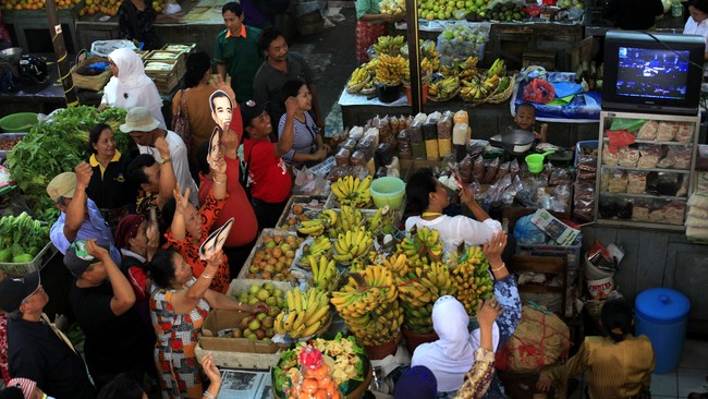 Mendag M Lutfi memastikan seluruh pasar rakyat di Jawa-Bali boleh buka selama PPKM level 4. Berikut rincian lengkap jam operasinya.