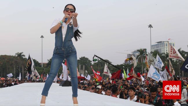 Syahrini mengajak Walikota Bandung Ridwan Kamil alias Kang Emil untuk mengikuti gayanya, saat mempromosikan bisnis terbarunya.