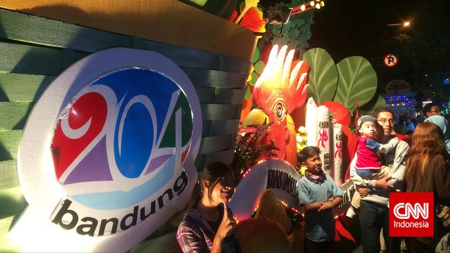 Bandung diterangi ratusan kendaraan berhias lampu-lampu, ada&nbsp; 217 motor, mobil, dan kendaraan hias, serta 400 sepeda menerangi Jalan Merdeka malam itu.