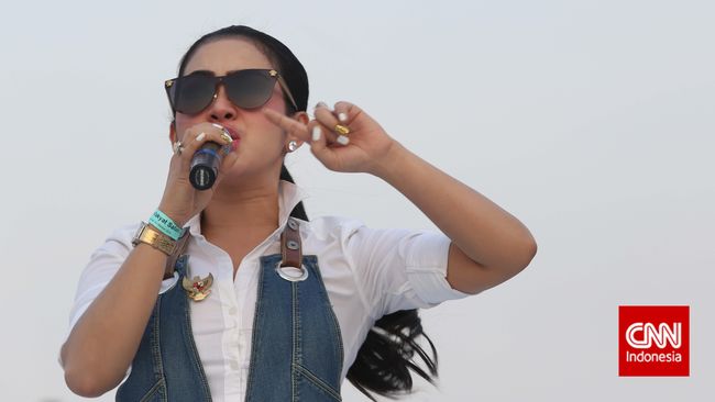 Aisyahrani, adik Syahrini hamil tua saat kumpul keluarga pada Lebaran tahun ini. Syahrini mengaku deg-degan menunggu sang adik melahirkan.