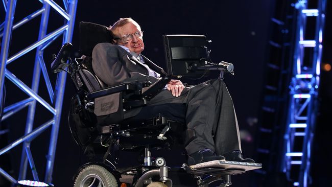 Film James Bond baru akan segera diproduksi. Ilmuwan Stephen Hawking ingin menjadi tokoh jahat di dalamnya. Ia merasa, kursi roda dan suaranya sudah pantas.