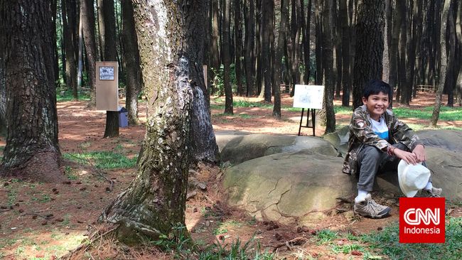 Jika biasanya seniman menggambar di kertas atau kanvas, Aqil yang bukan seorang seniman bisa menggambar di manapun ia mau.