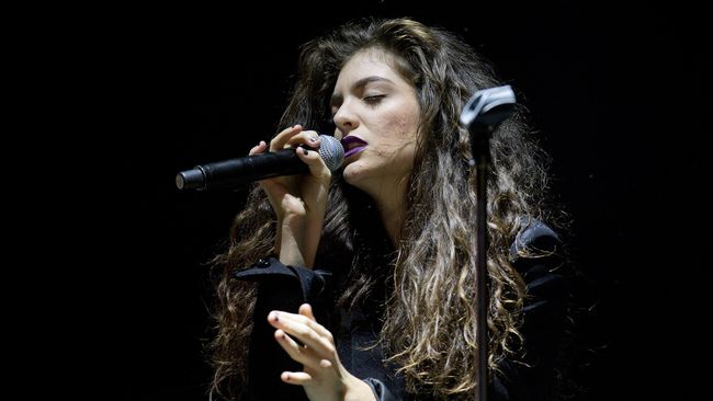 Lorde dituduh melakukan lip sync oleh para netizen saat tampil dalam acara televisi Saturday Night Live.
