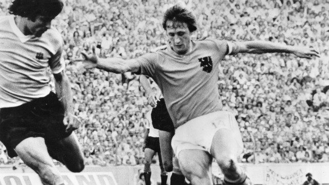 Gelombang dukungan datang untuk Johan Cruyff, legenda sepak bola yang baru saja didiagnosis terkena kanker paru-paru.