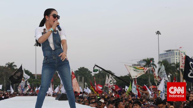 Syahrini bagai sasaran empuk di dunia maya. Apapun yang diunggahnya, selalu menjadi buah bibir. Tak jarang, ia dihujat. Tapi Syahrini tak pernah jera.