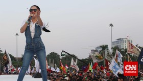 Syahrini Datang ke Bareskrim Polri Naik Bentley