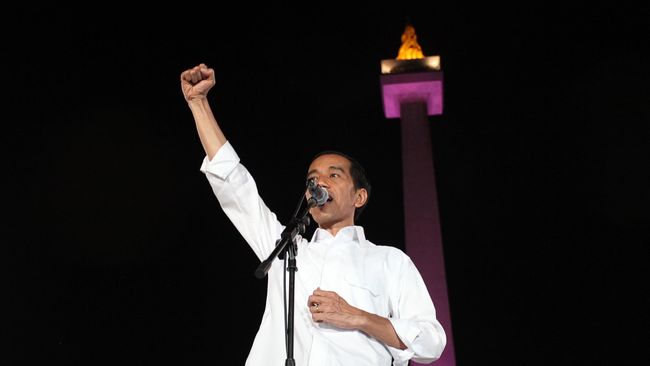 Sikap Presiden Joko Widodo terhadap kasus KPK vs Polri membuat resah beberapa pihak. Pandji Pragiwaksono menulis artikel mengejutkan: "Menyesal Memilih Jokowi".