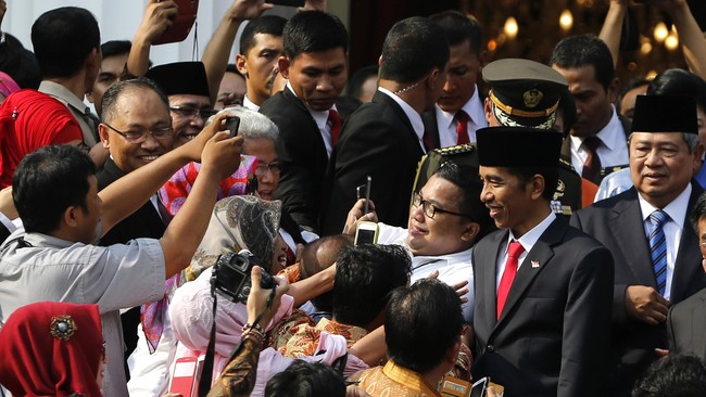 H+1 pelantikan Presiden Joko Widodo nama-nama pengisi kursi menteri belum juga diumumkan. Partai-partai pendukung memilih bersiap untuk segala kemungkinan.