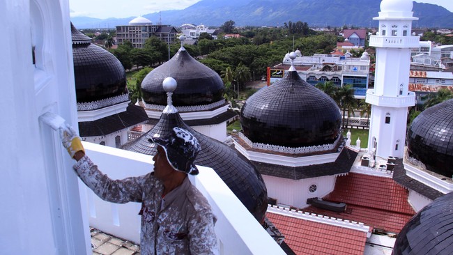 "Mengaji sampai larut malam dan keras-keras. Saya yang muslim saja merasa sangat terganggu," kata Juru Bicara Hizbut Tahrir Indonesia, Ismail Yusanto.