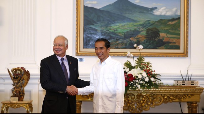 Perdana Menteri Malaysia Najib Razak turut hadir dalam pelantikan dan pengambilan sumpah Joko Widodo sebagai presiden baru Indonesia.