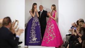 Dua Desainer Kembali ke 'Pelukan' Oscar de la Renta