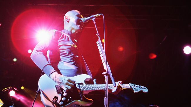 Smashing Pumpkins perlahan mulai mengungkap materi di album baru mereka, Monuments to An Elegy. Sebuah single berjudul One and All resmi diluncurkan.