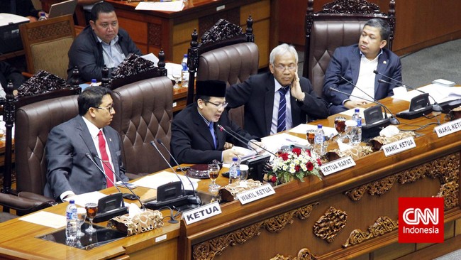 Wakil Ketua DPR Agus Hermanto menyebutkan kubu Agung Laksono belum bisa melakukan perombakan terhadap fraksi partai beringin di DPR.