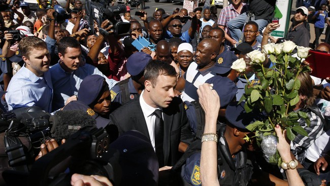 Atlet paralimpik Oscar Pistorius divonis&nbsp;lima tahun penjara oleh hakim pengadilan Afrika Selatan karena telah membunuh kekasihnya dengan senjata api.