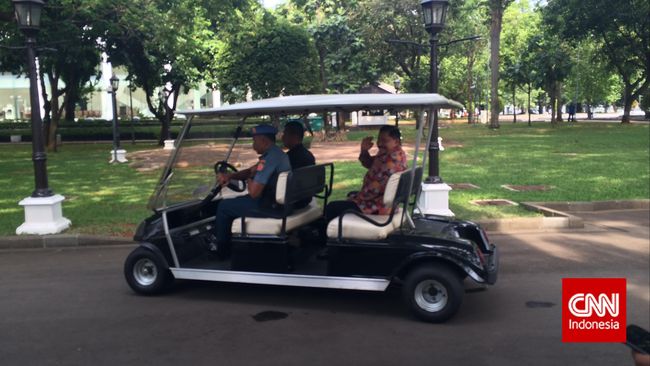 Jokowi Minta Hendropriyono Datang ke Istana Mantan Kepala Badan Intelijen Negara AM. Hendroriyono hadir di Istana Kepresidenan atas permintaan presiden. Belum jelas apa isu yang akan dibicarakan.