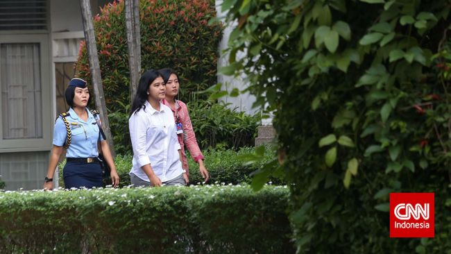 Anak ke-dua Presiden Joko Widodo, Kahiyang Ayu, mengekspresikan kebahagiaannya setelah dilamar kekasih. Ia memamerkan cincin tunangannya melalui akun Instagram.