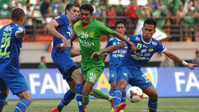 PT Liga hingga kini belum mendapatkan izin Polda Metro Jaya untuk menggelar semifinal dan final di GBK. The Jakmania juga melakukan penolakan laga di Jakarta.