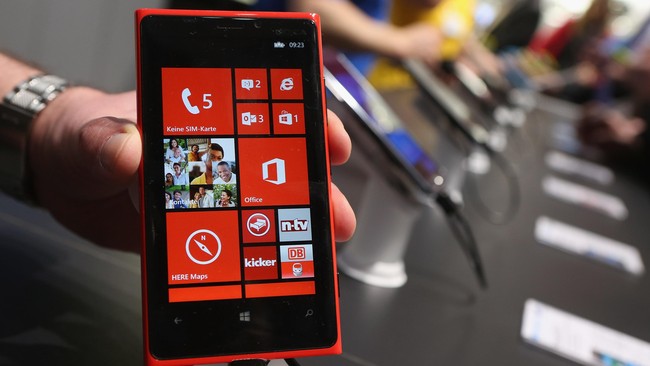 Keputusan Microsoft mengakuisisi divisi ponsel Nokia membuahkan hasil. Kini ponsel tersebut mulai menyumbang keuntungan yang tidak sedikit.