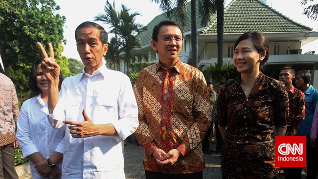 Siang ini Ahok menyambangi Jokowi di Istana. "Paling saya dipecat tahun depan," ujar Ahok ke Jokowi, berseloroh soal hak angket yang dilayangkan DPRD Jakarta.