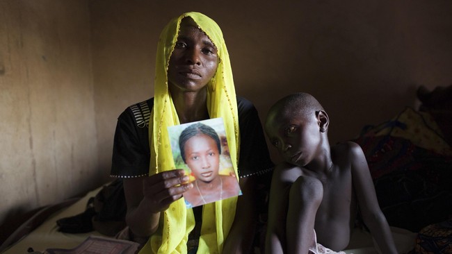 Boko Haram menewaskan seorang wanita ketika dia tengah melahirkan, dalam serangan di daerah pangkalan militer Baga, tepi Danau Chad, Nigeria timur.