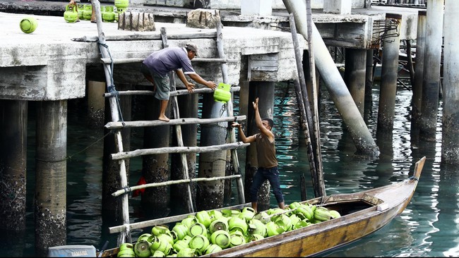 Pertamina berjanji tidak akan mengutip untung terlalu besar dari menjual elpiji tabung biru 12 kilogram.