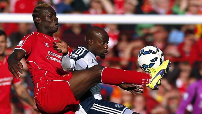 Sikap Manajer Liverpool Brendan Rodgers membela Mario Balotelli yang belum memberikan performa terbaiknya dinilai berlebihan oleh para pemain The Reds lainnya.