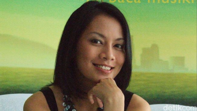 Satu demi satu buku karya Dewi Lestari masuk dapur film. Ada yang ceritanya disamakan persis, ada yang diubah. Dee mengaku hanya mau jadi penonton.